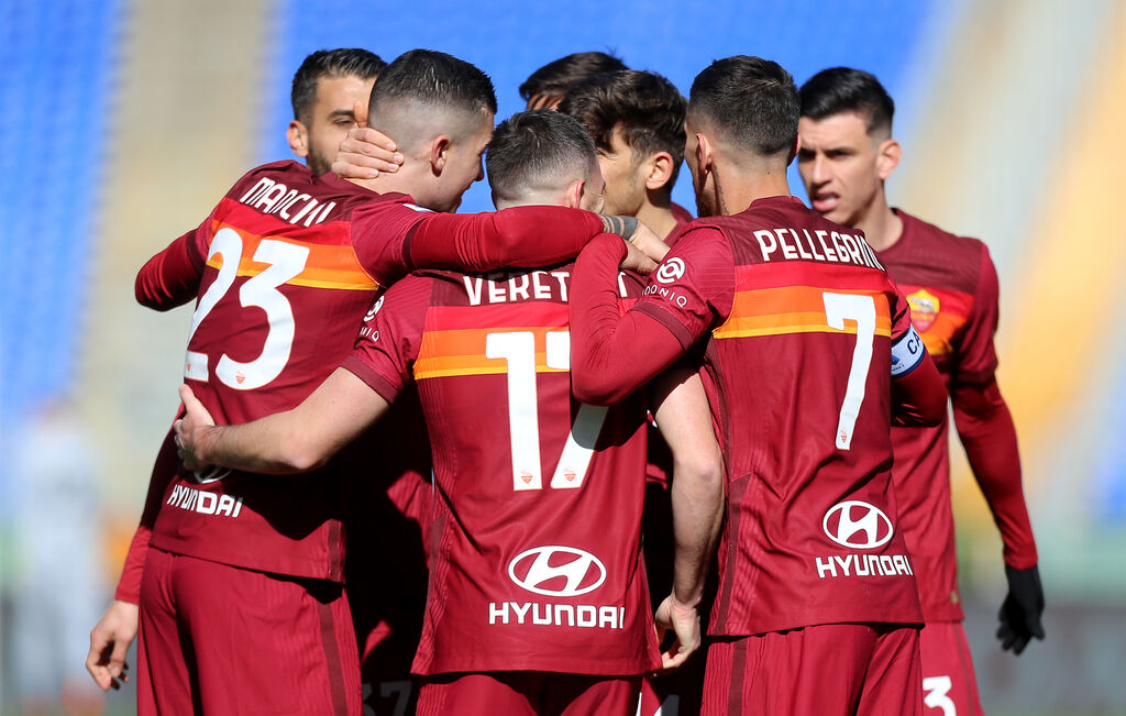 Veretout abbracciato dai compagni (Getty Images)