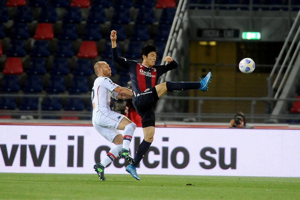 Duello tra Masiello e Tomiyasu (Getty Images)