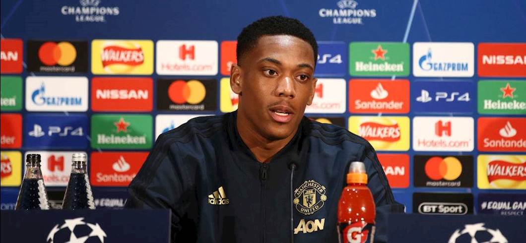 Copertina: Martial chiede scusa alla compagna (incinta) per aver flirtato con un'altra donna