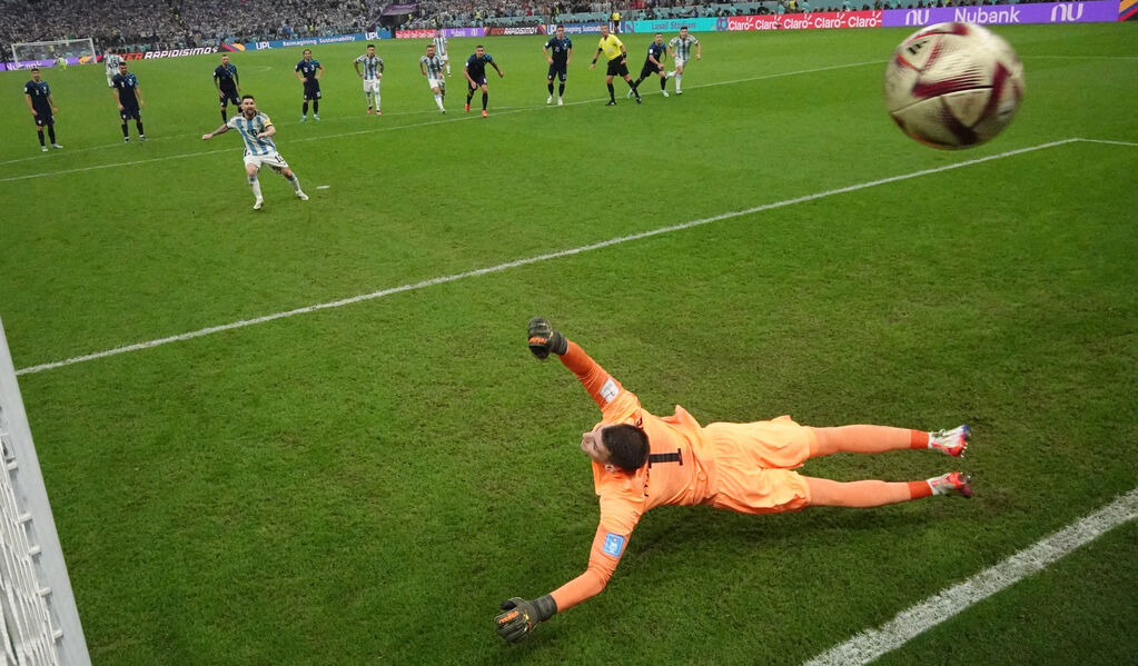 Il rigore con cui Messi segna l'1-0 (Getty Images)