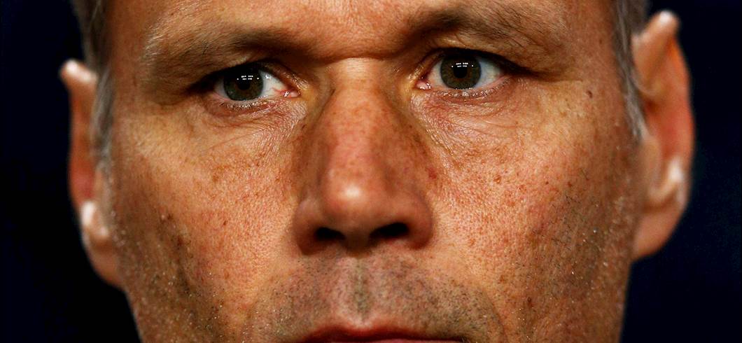 Copertina: Come ti cambio il calcio: Van Basten, consulente FIFA, e le sue nuove 10 regole. Scompaiono i rigori, aumentano i cambi e il tempo effettivo di gioco