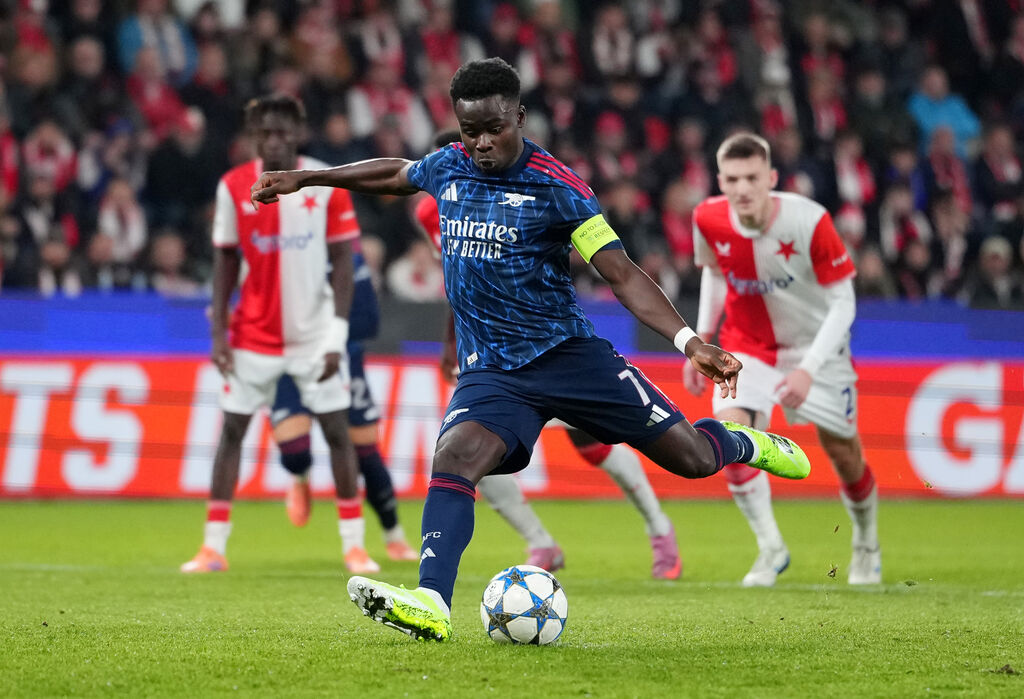 Bukayo Saka batte il rigore dell'1-0 dell'Arsenal (Getty Images)