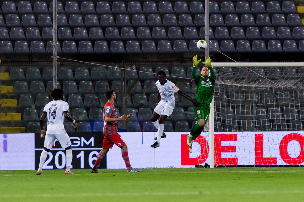 Uscita in presa alta di Ravaglia nella Cremonese (getty)