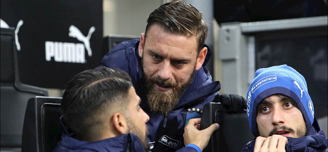 Copertina: I fischi all'inno avversario, la reazione di Lustig e il gran gesto di De Rossi. "E' salito sull'autobus svedese, e..."