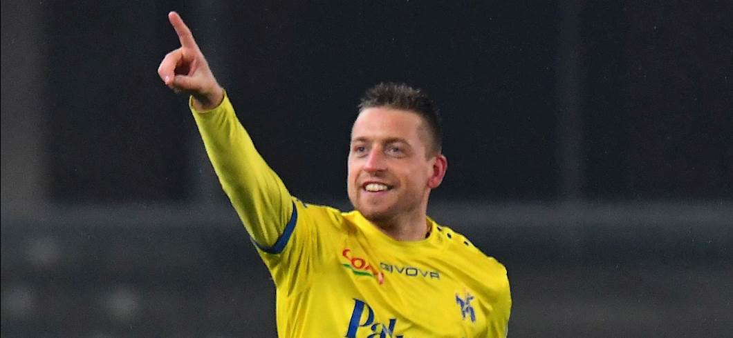 Copertina: La prima volta in A di Cassata vale un punto pesante. Il Sassuolo pareggia a Verona in 9 contro 11