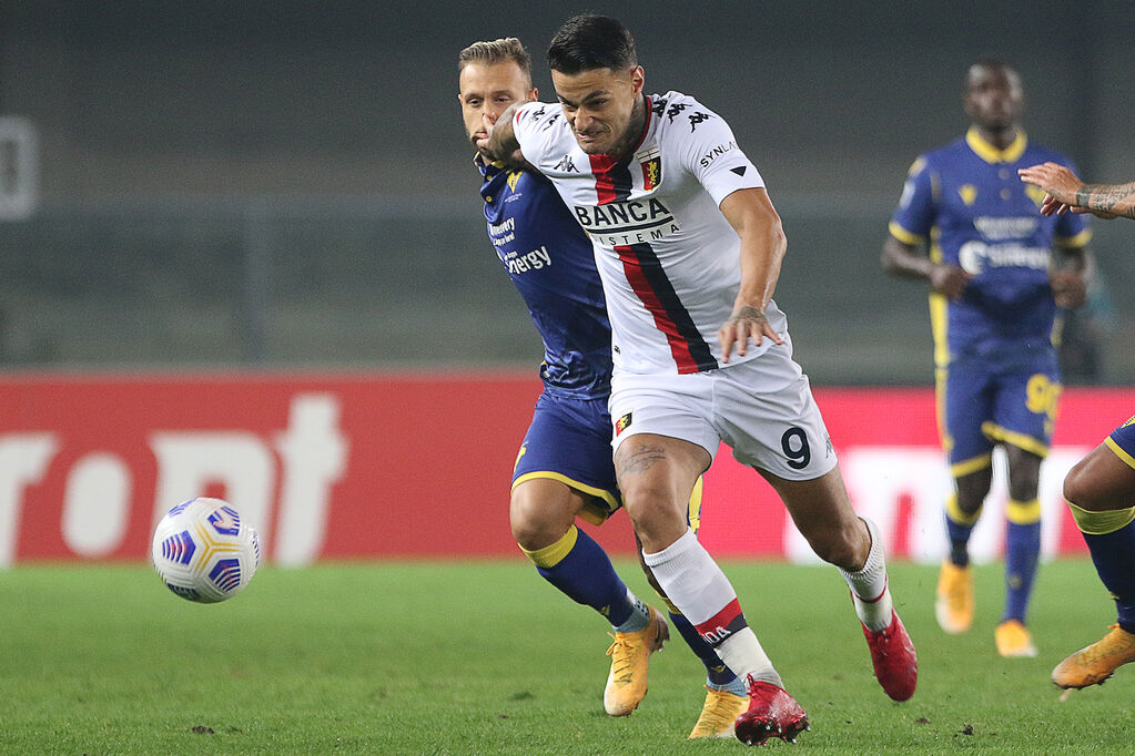 Scamacca in azione con la maglia del Genoa (LaPresse)