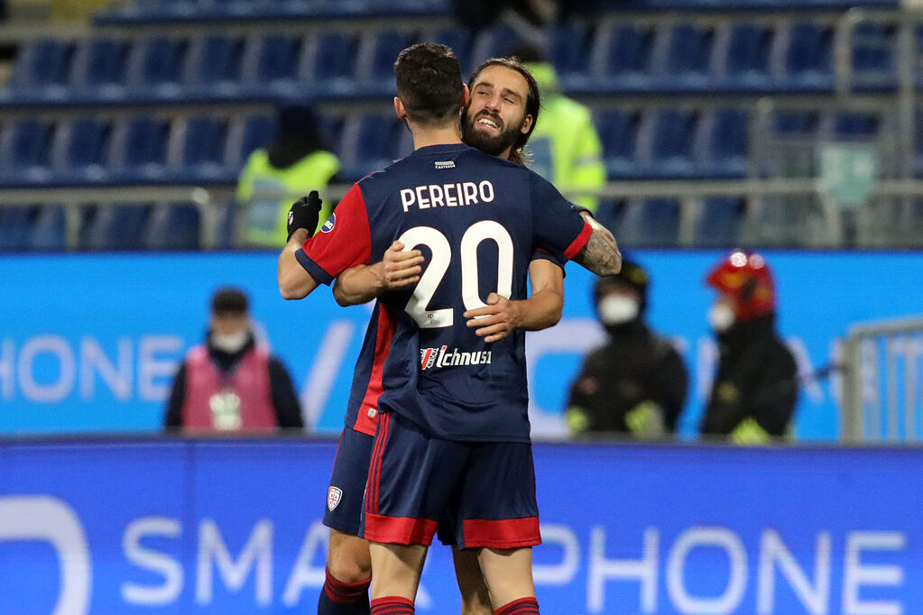 Cagliari, Pereiro abbraccia Pavoletti (Getty)