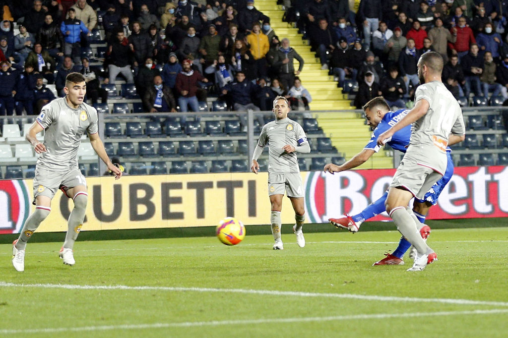 Il tiro di Di Francesco che porta al momentaneo 1-1 dell'Empoli sul Genoa (Getty Images)