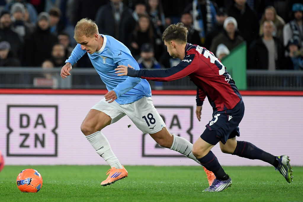 Isaksen e Miranda in azione durante Lazio-Bologna (Getty)