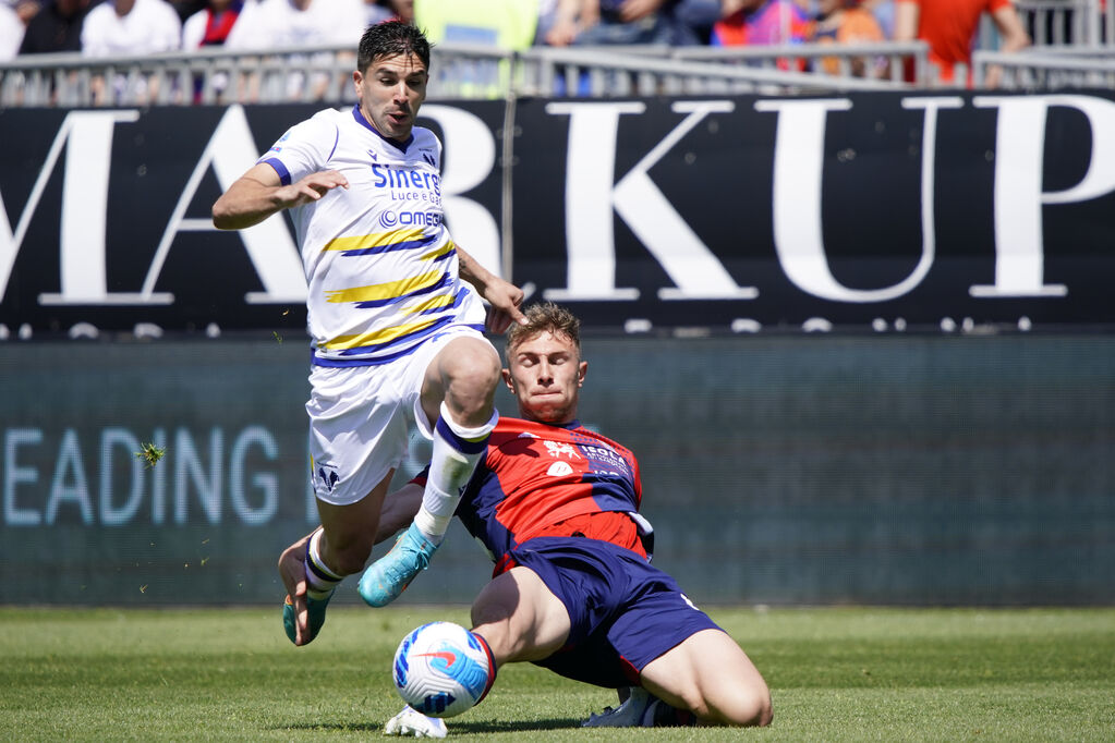 Simeone in azione con la maglia del Verona (LaPresse)