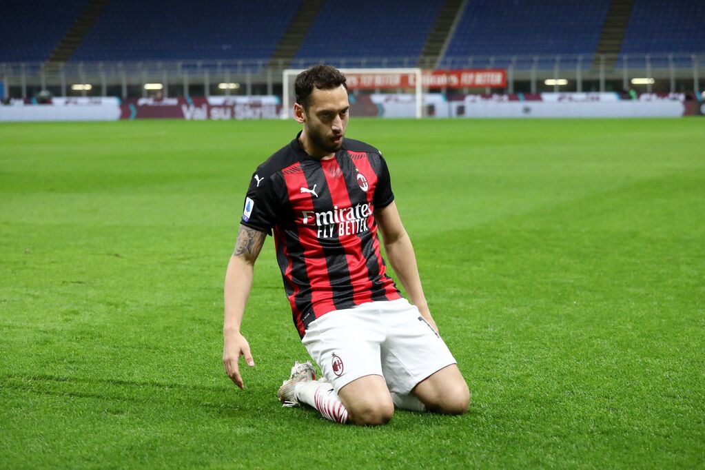 Milan, l'esultanza di Calhanoglu dopo il gol dell'1-0  contro il Benevento (Getty)