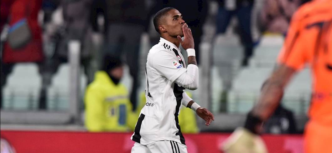 Copertina: Douglas Costa, brutto incidente d'auto: le immagini. Sospiro di sollievo: il giocatore sta bene 