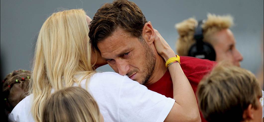 Copertina: Imbrattato il murales dedicato a Totti. I tifosi della Roma: "Laziale, vergognati!"