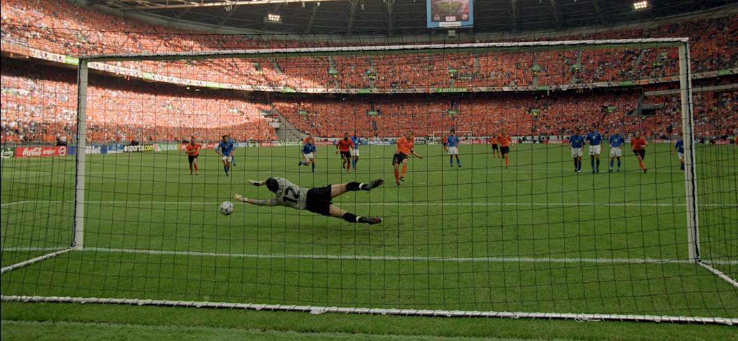 Copertina: Un gatto tra i pali e il folle gesto del cucchiaio: Toldo, Totti e quell'Olanda-Italia a Euro 2000 