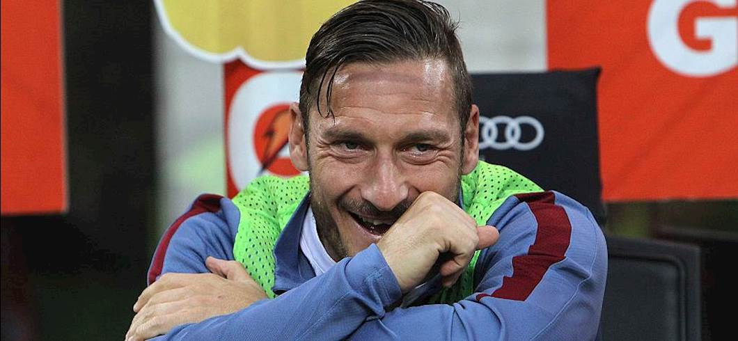 Copertina: #Totti40, la festa è social: da Cassano a Messi, Verdone Fiorello, Vieri, Nadal, Pirlo e Will Smith: ecco tutti gli auguri rivolti al capitano