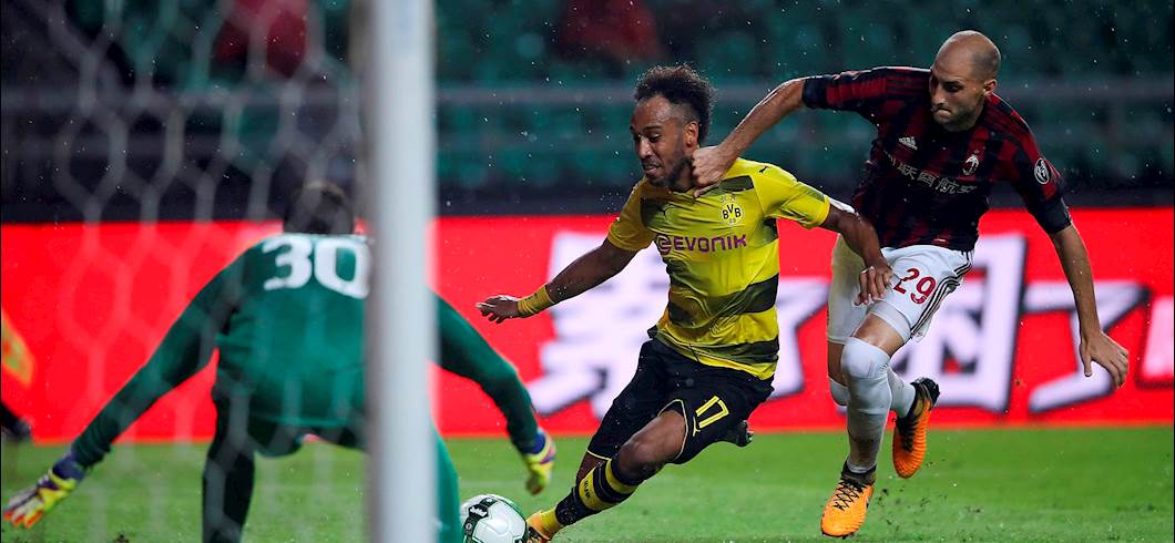 Copertina: Il Milan perde per mano del Dortmund e di Aubameyang. Gran gol di Bacca, Kessiè provato regista: indicazioni per il Fantacalcio