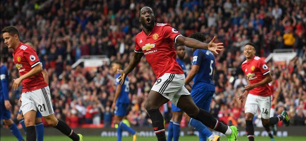 Copertina: Tifosi United, cori sul pene di Lukaku. L'associazione anti-discriminazione non ci sta: "Sono canti discriminatori, contengono stereotipi"