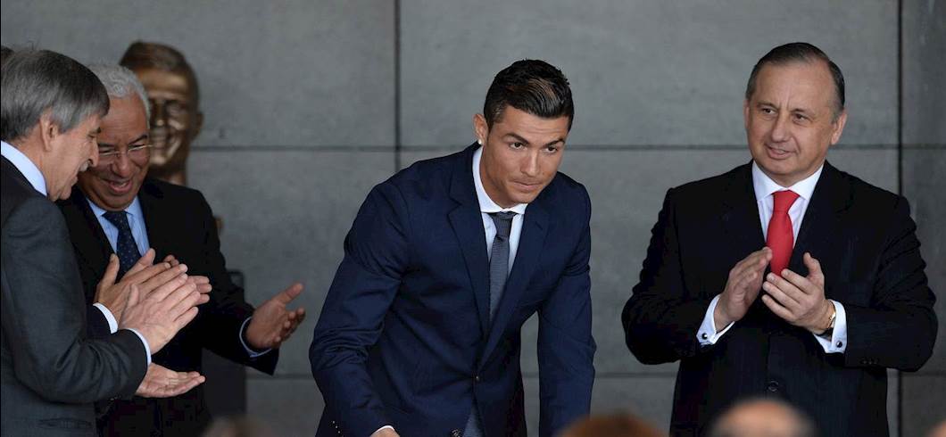 Copertina: La statua di Cristiano Ronaldo è un flop! E il web si scatena