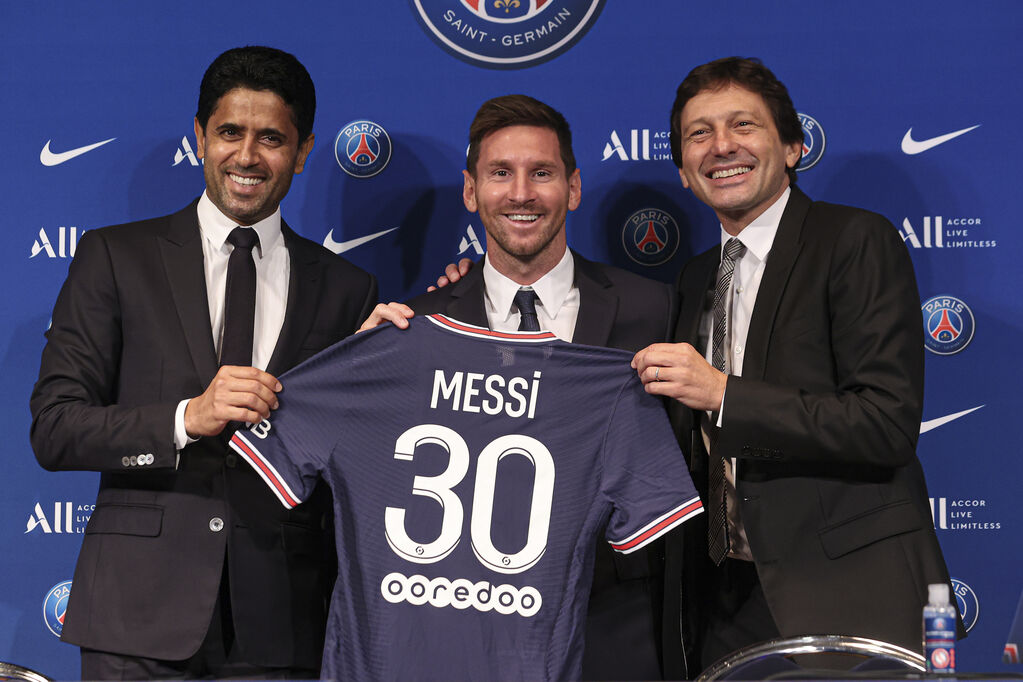 Leonardo alla presentazione di Messi con Al-Khelaifi (Getty)