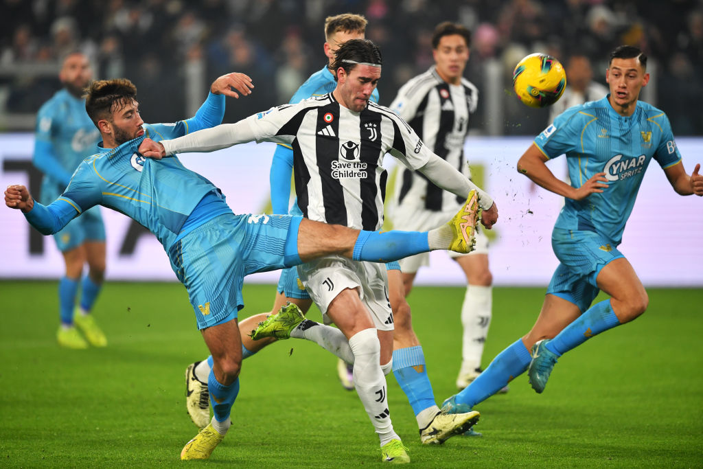 Uno scontro di gioco tra Vlahovic e Sverko (Getty Images)