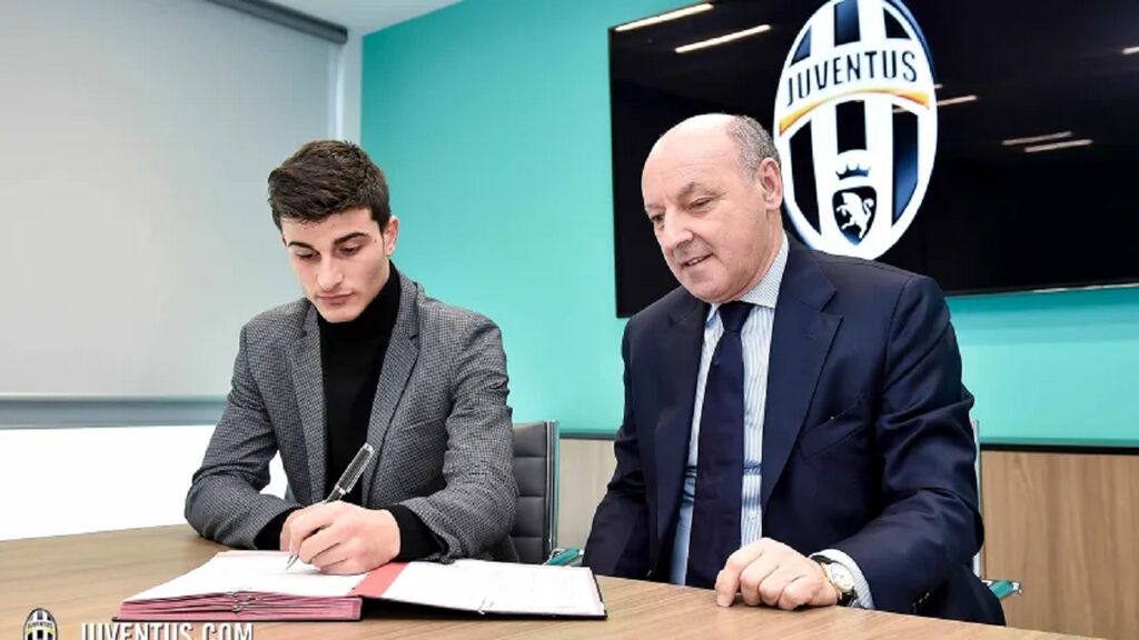Orsolini firma per la Juventus (juventus.com)
