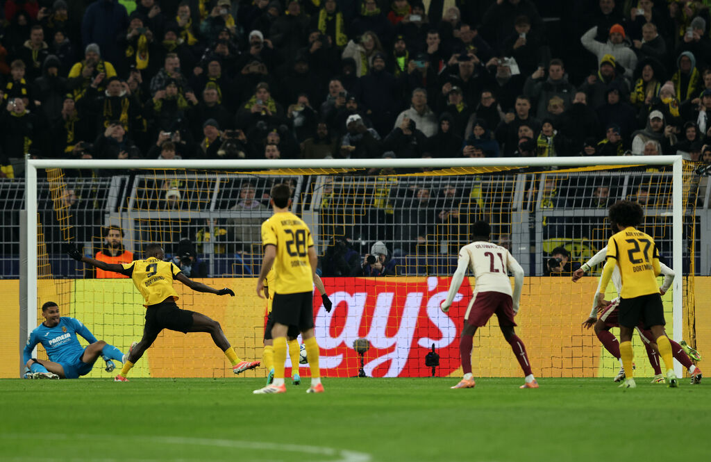 Borussia Dormund - Villarreal 4-0, Guirassy raccoglie il rigore sbagliato per segnare il 2-0 (Getty)