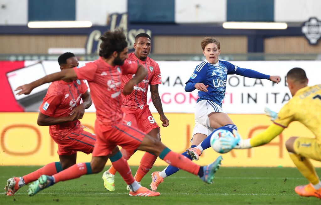 Como - Cagliari 0-0, Rodriguez chiama Caprile a uno dei tanti interventi della sua partita (getty)