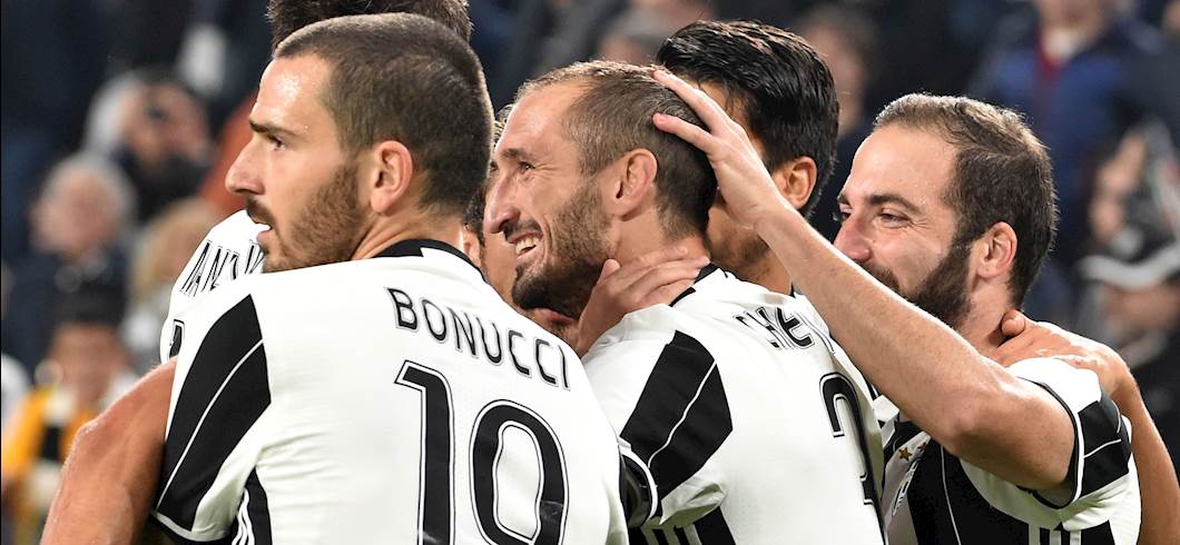 Copertina: Riparte forte la Juve, poker alla Sampdoria nel segno di Giorgio Chiellini. Ancora serata in bianco per Higuain