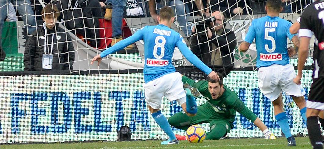 Copertina: Jorginho firma il controsorpasso all'Inter. A Udine vince il Napoli 1-0