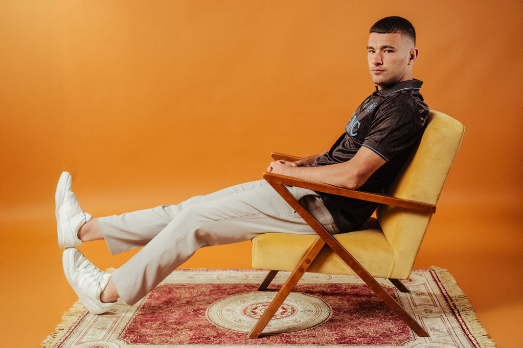 Nuova terza maglia Napoli Café 2025/2026 indossata da Alessandro Buongiorno (Foto: SSC Napoli)