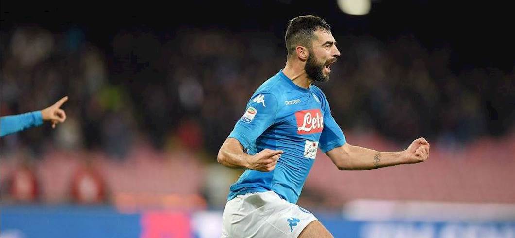 Copertina: Albiol svetta e porta il Napoli a -2 dalla Juve: 1-0 al Genoa per gli azzurri