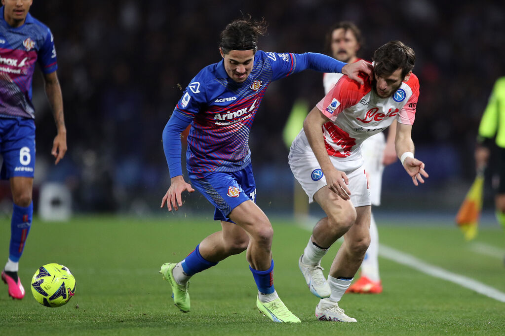 Kvaratskhelia e Sernicola in azione durante Napoli-Cremonese (Getty)