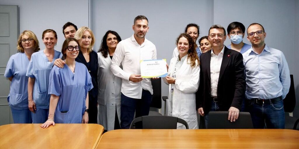 La consegna della borsa di studio creata grazie ai fondi raccolti attraverso FantaCharity, un’iniziativa nata dalla collaborazione tra Rise Together Foundation e Fantacalcio®