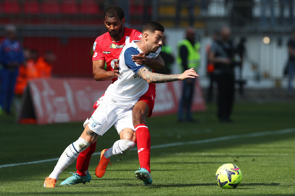 Zaccagni e Marlon in azione durante Monza-Lazio (Getty)