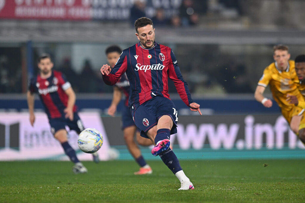 Federico Bernardeschi calcia il rigore che decide la partita (Getty Images)