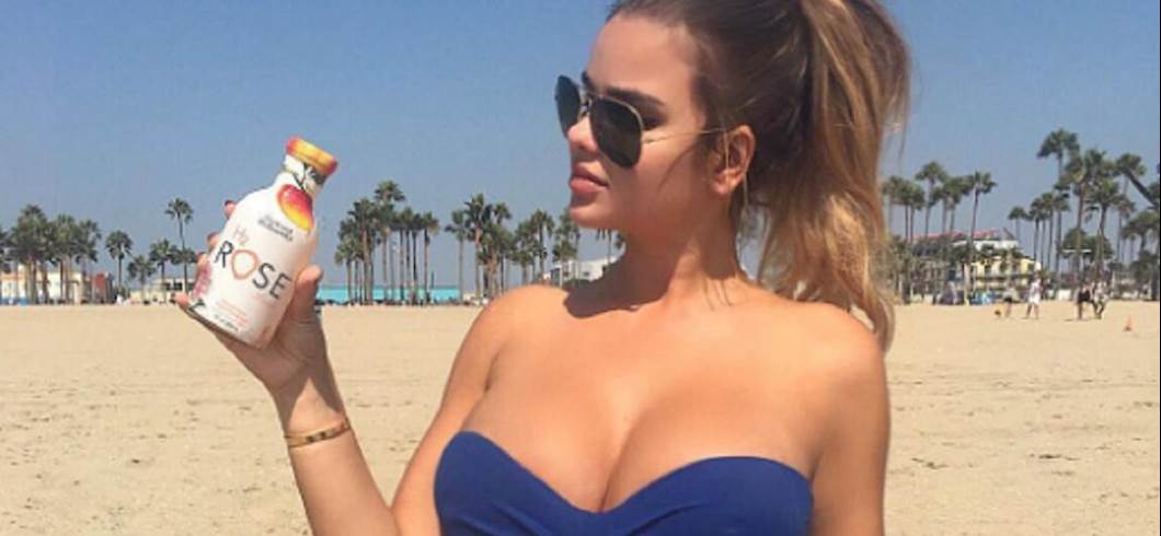 Copertina: Anastasiya Kvitko, per i Mondiali 2018 c'è già la nuova madrina tutte curve: è la Kim Kardashian di Russia 