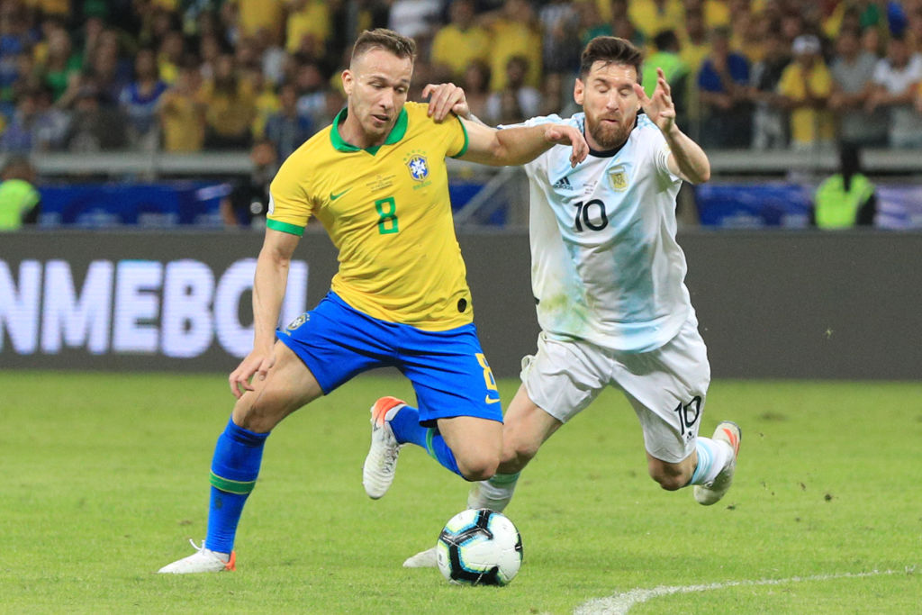 Arthur Melo in azione contro Messi nella semifinale di Copa America del 2019 (Getty Images)