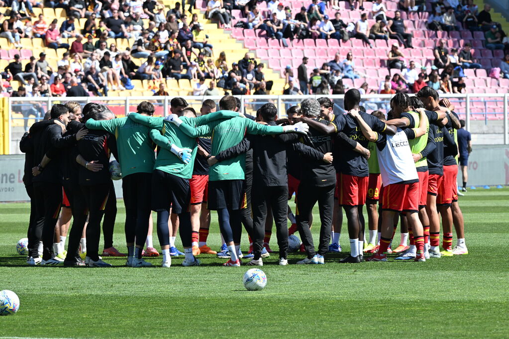 I giocatori del Lecce si caricano prima della partita (LaPresse)