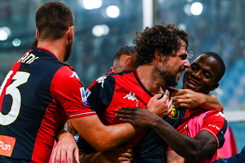 Mattia Destro festeggiato dai compagni dopo la doppietta con il Verona (getty)