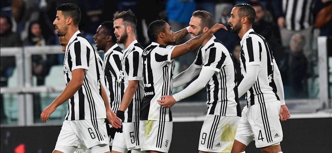 Copertina: Poca Juve, pochissimo Genoa: la zampata di Douglas Costa tiene i bianconeri in scia del Napoli