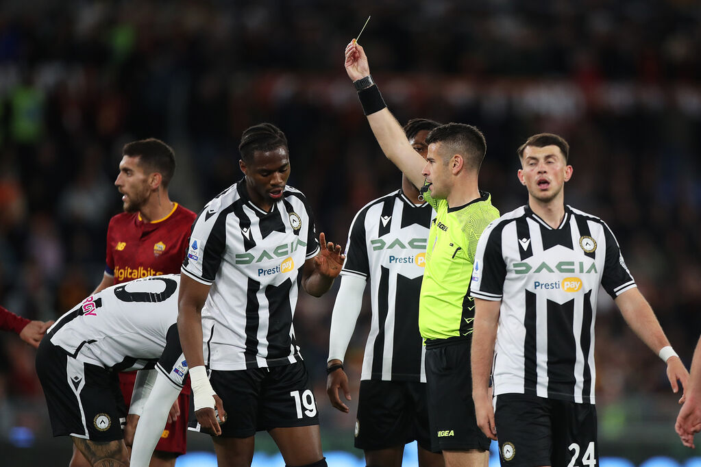 L'ammonizione di Pereyra in occasione del rigore fischiato alla Roma (Getty).