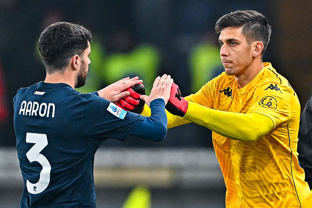 Il momento del cambio tra Aaron Martin e Daniele Sommariva (Getty Images)