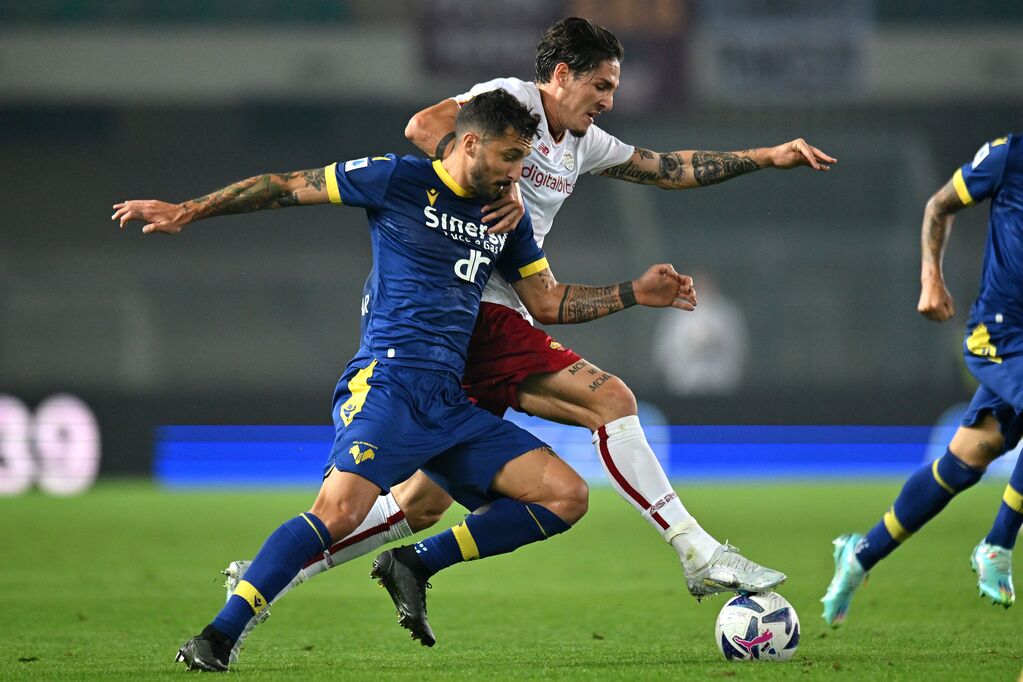 Zaniolo e Ceccherini in azione durante Verona-Roma (Getty)