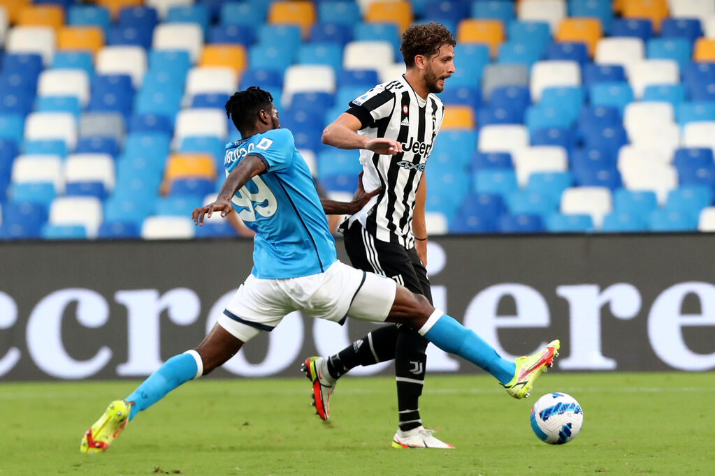 Napoli, Anguissa a contrasto con Locatelli (Getty)