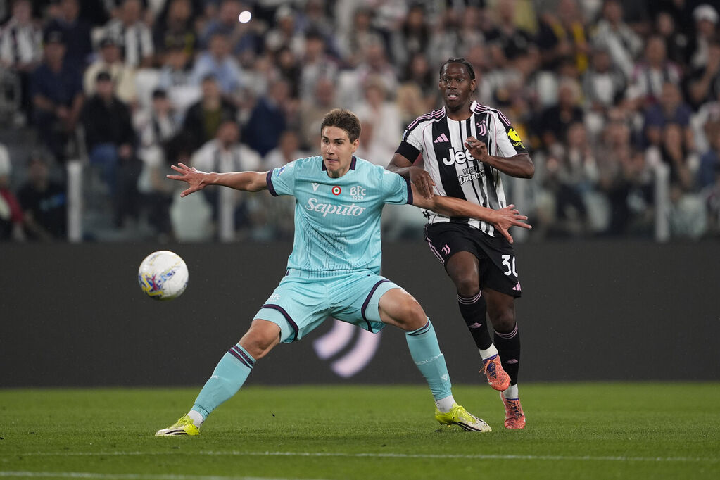 Helland difende la sfera dall'attacco di David (©LaPresse)