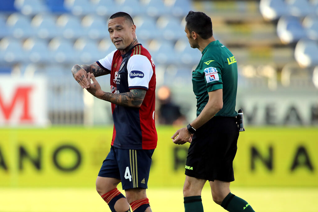 Cagliari, Nainggolan a colloquio con l'arbitro (Getty)