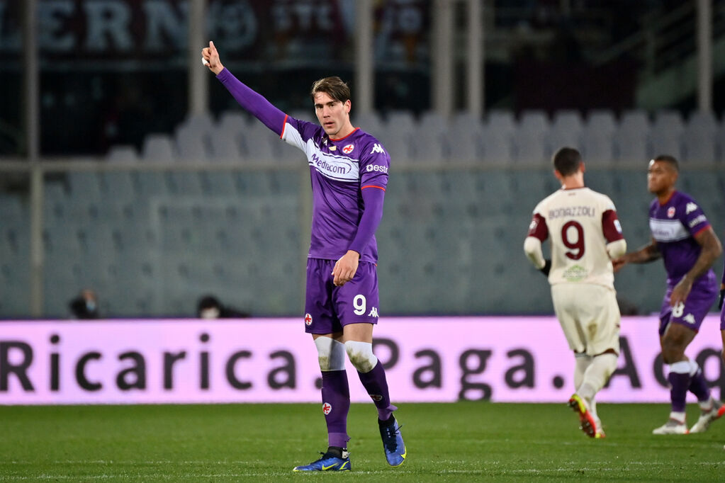 Vlahovic in azione con la maglia della Fiorentina (LaPresse)