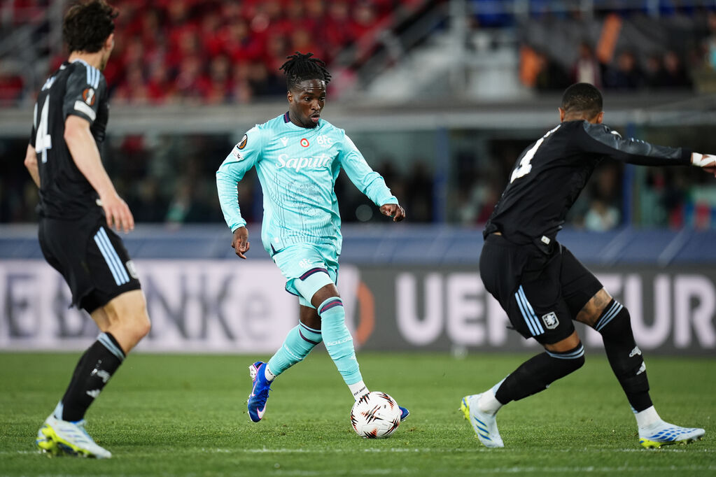 Rowe in azione durante Bologna-Aston Villa (LaPresse)