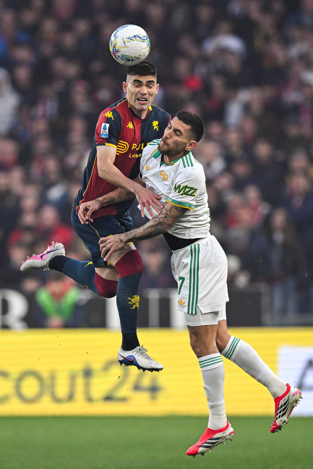 Vasquez e Pellegrini a contrasto in Genoa-Roma (Getty)