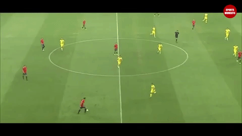 Fabian in azione con la maglia della Spagna: pur partendo dalla stessa posizione in cui sta facendo fatica a Napoli, visione di gioco e tracce sono totalmente diverse.